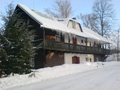 Pohled na Tyrolský dům v zimě